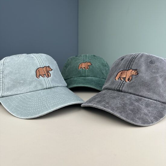 Cepure ar nagu Lācis (zema profila piegriezums)